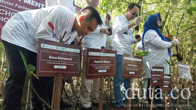 Community Development Summer School UNAIR Tanam Pohon Bakau di Mangrove Wonorejo