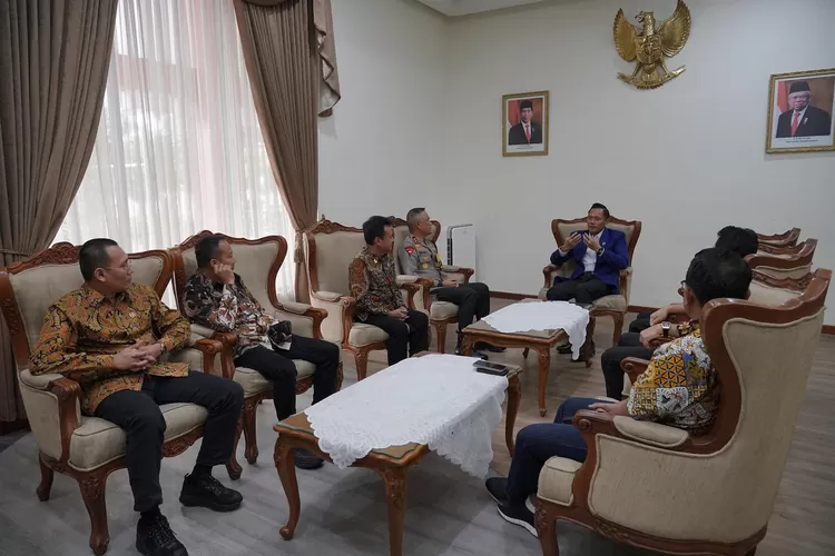 Menteri AHY Silaturahmi Serta Buka Puasa Bersama Civitas Akademika Unair & Serahkan Sertipikat Tanah Wakaf di Surabaya