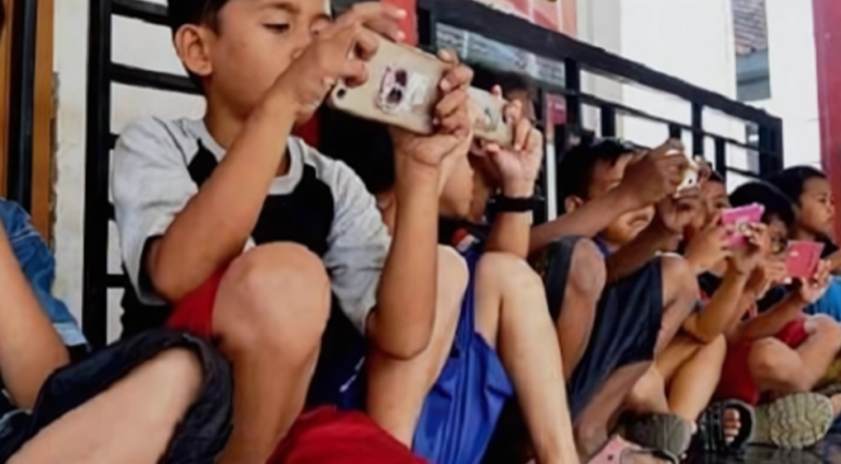 Indonesia Darurat Literasi: Gadget Merajalela, Minat Baca Tergerus Sejak Dini