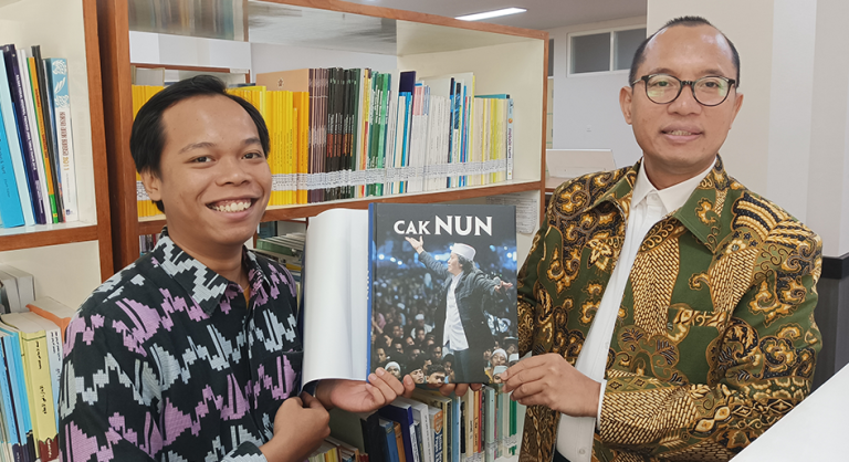 Cak Nun di Jantung Multidisiplin UNAIR: Ketika Refleksi Hadir di Ruang Baca Pascasarjana