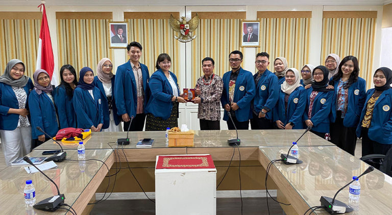 Mahasiswa PSDM UNAIR Selami Isu TKI di Malaysia, Perluas Kompetensi SDM Global